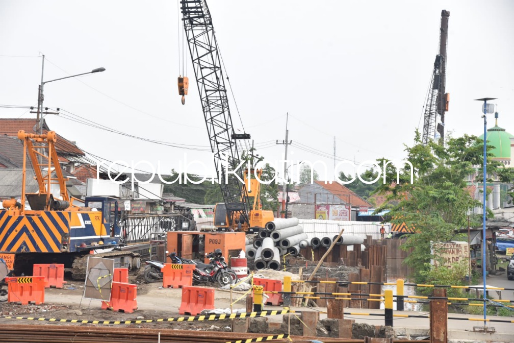PEMASANGAN - Flyover Krian dibangun melintas di atas rel Kereta Api (KA) Km 38+897 lintas Surabaya - Solo mulai Jalan Raya Moh Yamin hingga Jalan Kyai Mojo Krian mulai memasang tiang pancang, Sabtu (14/01/2023).