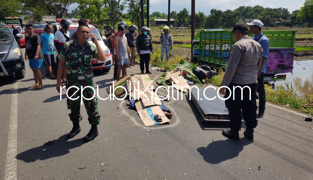 EVAKUASI - Petugas Satuan Lantas Polres Mojokerto dan warga mengevakuasi korban tabrakan adu moncong di jalur Pacet, Sabtu (14/01/2023).