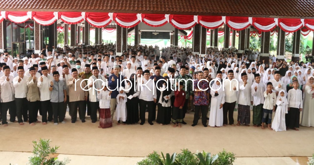 BERBAGI - Bupati Sidoarjo Ahmad Muhdlor Ali Berbagi Peduli Bersama 1.000 Anak Yatim digelar dalam rangka memperingati Hari Jadi ke 164 Kabupaten Sidoarjo Tahun 2023 ini di Pendopo Delta Wibawa, Sabtu (14/01/2023). 