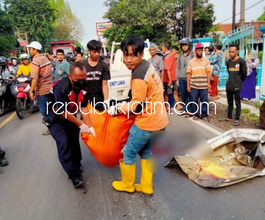 EVAKUASI - Sejumlah petugas Lantas, Polresta Sidoarjo dan warga sekitar mengevakuasi korban kecelakaan di jalur Surabaya - Mojokerto, Desa Bakungtemenggungan, Kecamatan Balongbendo, Sidoarjo, Senin (16/01/2023).