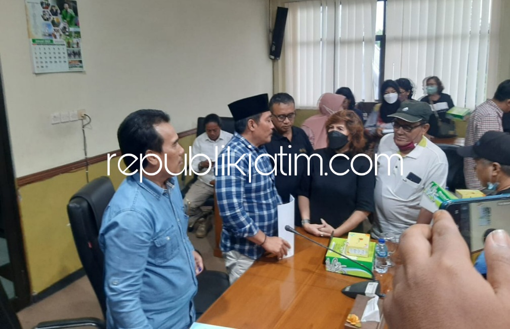 NGADU - Puluhan korban PT Sipoa mengadu ke Komisi A DPRD Sidoarjo dan meminta uang mereka bisa dikembalikan perusahaan yang mengembangkan pembangunan apartemen itu, Selasa (27/01/2023).