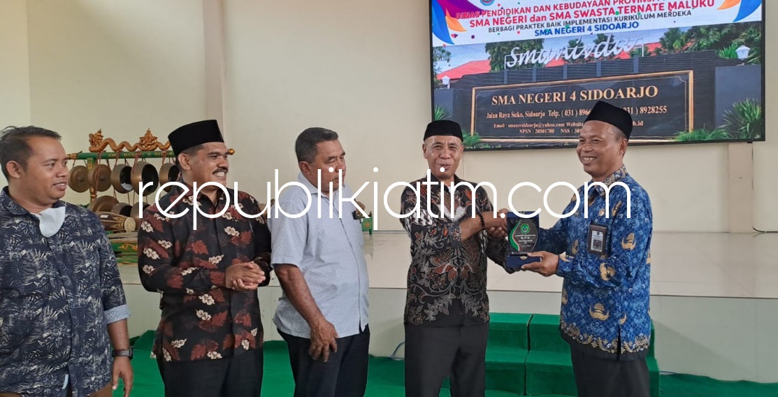 STUDI TIRU - Rombongan Dinas Pendidikan dan Kebudayaan (Dikbud) Ternate, Maluku Utara (Malut) bersama pengurus Musyawarah Kerja Kepala Sekolah (MKKS) SMA Negeri dan Swasta se Kota Ternate ini menggelar studi tiru ke SMAN 4 Sidoarjo, Selasa (17/01/2023).