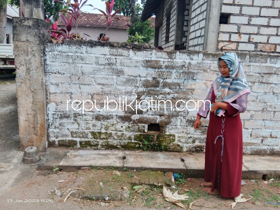 TKP - Korban pencurian motor Honda Vario, Eka Lailiah warga Pantenan, Kecamatan Panceng, Kabupaten Gresik menunjukkan lokasi parkir motor miliknya yang digondol kawanan pencuri, Selasa (17/01/2023). 