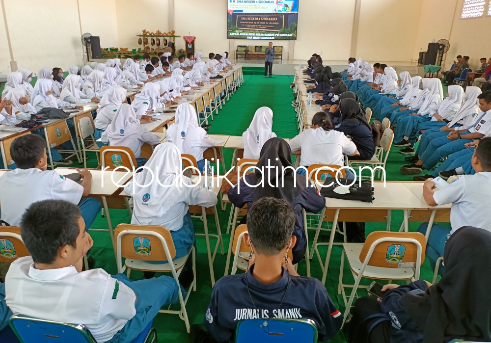 PELATIHAN - Sekitar 120 siswa dan siswi Kelas X dan XI SMAN 4 Sidoarjo mengikuti pelatihan jurnalistik yang digelar di aula sekolah bersama para pemateri dari PWI Sidoarjo, Sabtu (21/01/2023).