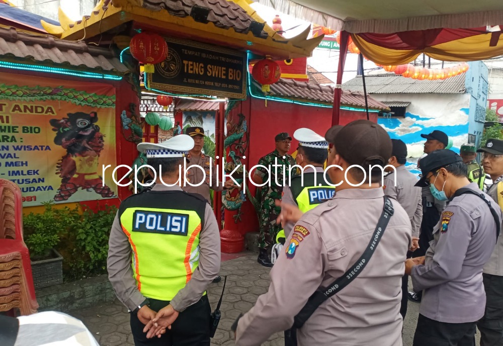 PENGAMANAN - Sejumlah petugas kepolisian dan TNI Polisi-TNI kompak melaksanakan pengamanan di Klenteng Ting Swie Bio Krian, Kecamatan Krian, Sidoarjo, (21/01/2023) sore.