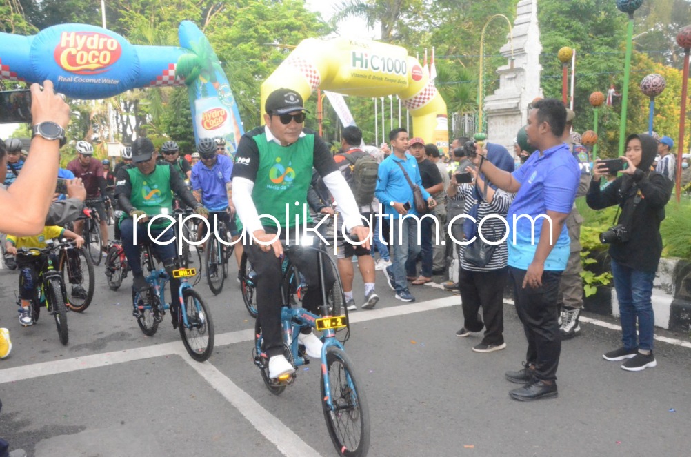 GOWES BARENG - Wabup Sidoarjo, Subandi memberangkatkan acara Gowes Bareng Gebyar Pajak dari Alun-Alun Sidoarjo, Minggu (22/01/2023).