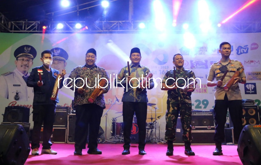 GEBYAR - Wabup Sidoarjo, Subandi membuka acara peringatan Hari Jadi Sidoarjo ke 164 dengan menggerakkan sektor UMKM di Alun-Alun Sidoarjo, Sabtu (22/01/2023) malam.
