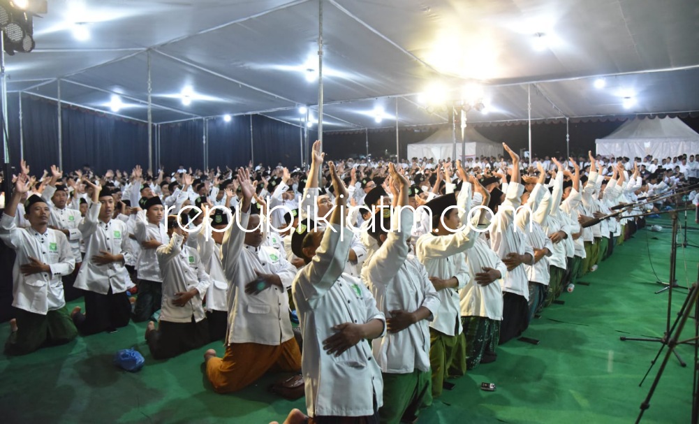 ISHARI - Wabup Sidoarjo, Subandi menghadiri acara shalawat sekaligus tahlil haul auliya Sono dalam rangka hari jadi Kabupaten Sidoarjo di Pesarean Auliya Sono, Desa Sidokerto, Kecamatan Buduran, Sidoarjo, Sabtu (21/01/2023) malam. 