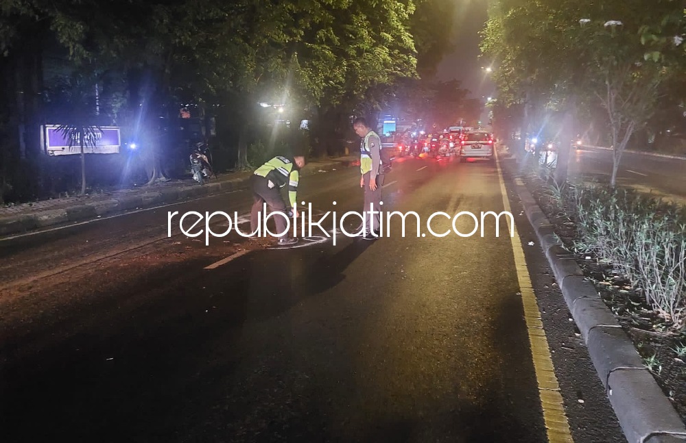 OLAH TKP - Sejumlah petugas Satuan Lantas, Polresta Sidoarjo menggelar olah TKP kecelakaan pelajar tewas ditabrak truk di JL Raya Surabaya - Sidoarjo tepat di depan Propan, Desa Banjarkemantren, Kecamatan Buduran, Sidoarjo, Minggu (22/01/2023) malam.