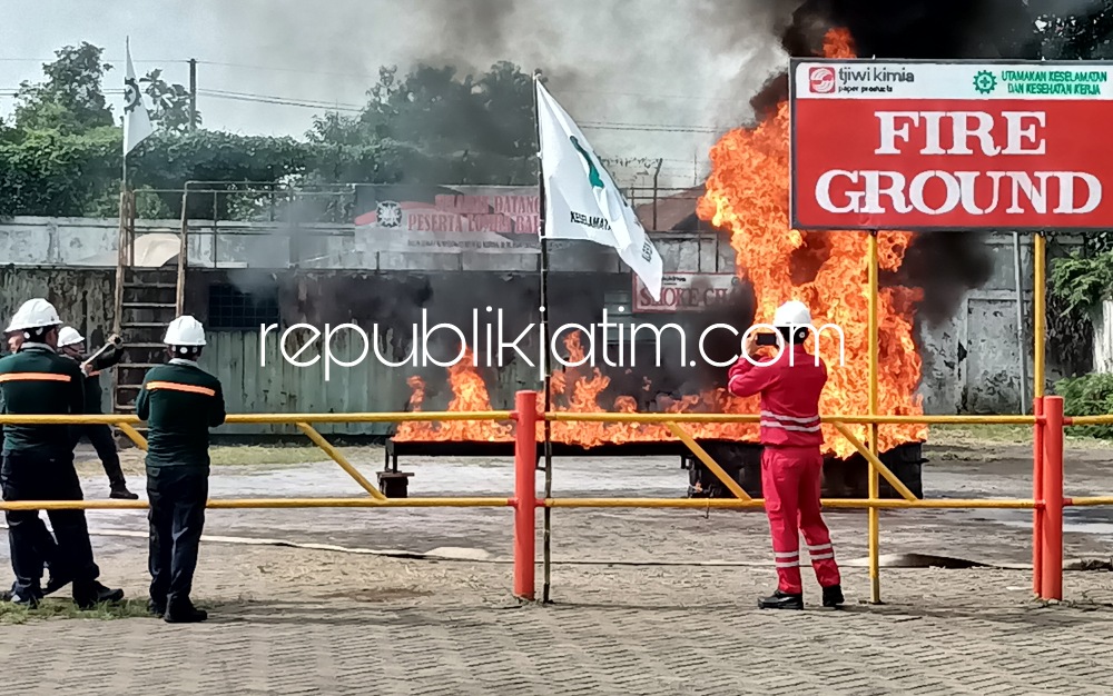 PADAMKAN - Sebanyak 17 grup pemadaman antar divisi yang digelar PT Pabrik Kertas Tjiwi Kimia Tbk sebagai antisipasi adanya kebakaran di lahan sekitar 250 hektar dibuka General Affair PT Pabrik Kertas Tjiwi Kimia Tbk, Beny Haryawan, Selasa (24/01/2023).
