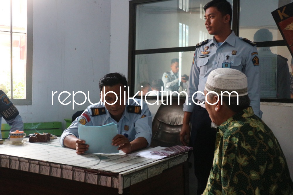 BEBAS BERSYARAT - Seorang Napiter, Slamet Rudhu bebas bersyarat dari Lapas I Surabaya di Desa Kebonagung, Kecamatan Porong, Sidoarjo, Selasa (24/01/2023).