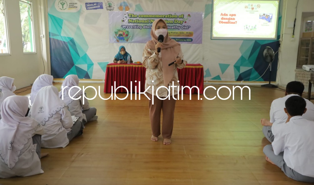 HARI GIZI - Peringatan Hari Gizi Nasional menjadi kegiatan rutin yang digelar siswa dan siswi SMA Al Muslim, Kecamatan Waru, Sidoarjo dengan tema yang beragam dan menggandeng FKM, Unair, Surabaya, Selasa (24/01/2023). 