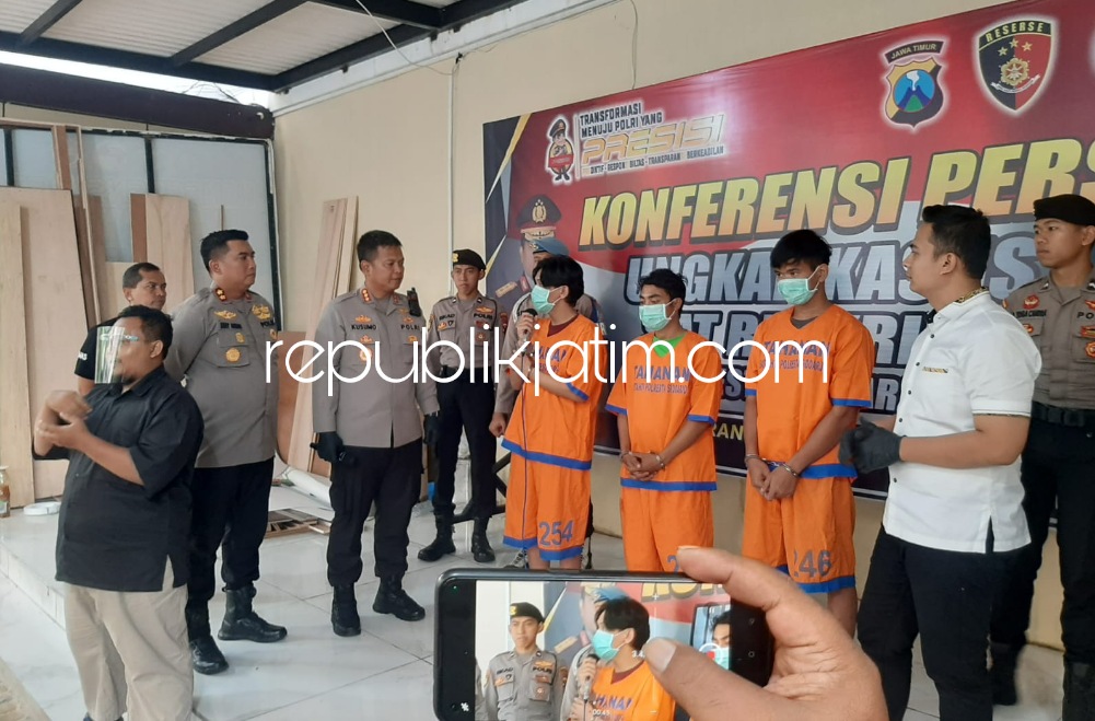 TERSANGKA - Tiga dari empat pemuda tersangka pengeroyokan berhasil diringkus tim Resmob Satuan Reskrim Polresta Sidoarjo yang menyebabkan korban meninggal dunia dipamerkan di Polresta Sidoarjo, Selasa (24/01/2023).