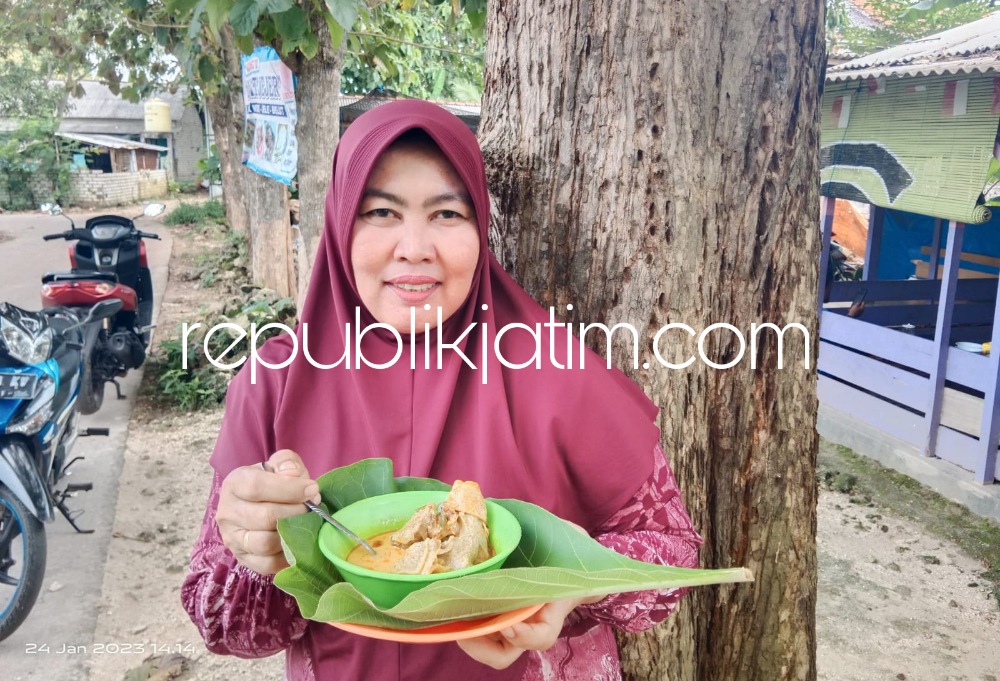 BECEK - Kuliner Becek Mentok di warung 3D Jati Jejer milik Bu Anis Indrawati berlokasi di Jalur Deandless, tepatnya di JL Raya Geneng, Kecamatan Brondong, Kabupaten Lamongan jadi santapan kuliner alternatif yang disukai pengunjung, Rabu (25/01/2023).