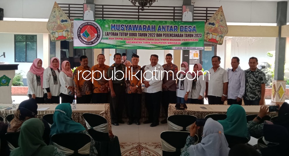 FOTO BERSAMA - Ketua PBH Dana Amanah Pemberdayaan Masyarakat (DAPM) Wijaya Mandiri Tarik, Syamsul Arifin dan Kepala Dinas PMD Pemkab Sidoarjo, Mulyawan foto bersama saat MAD, Rabu (25/01/2023).