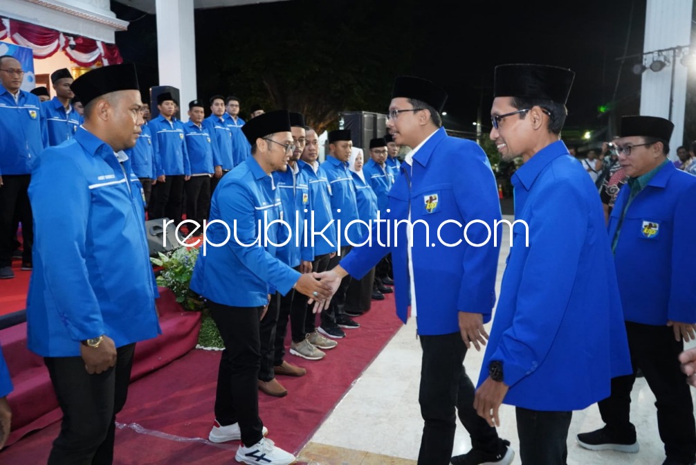 LANTIK - Para pengurus DPD KNPI Kabupaten Sidoarjo yang dinahkodai M Amrul Haq Zain periode 2022 - 2025 usai dilantik diberi ucapan selamat oleh Bupati Sidoarjo, Ahmad Muhdlor Ali di Pendopo Delta Wibawa, Rabu (25/01/2023) malam.