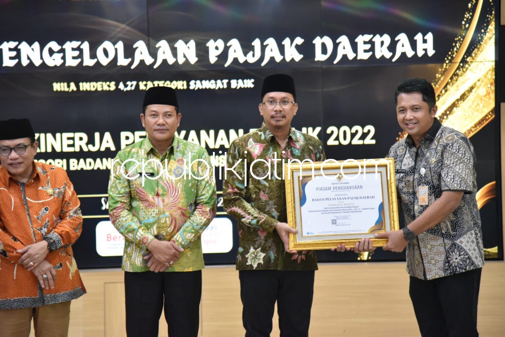 PENGHARGAAN - Bupati Sidoarjo, Ahmad Muhdlor Ali menyerahkan penghargaan kepada kepala BPPD Pemkab Sidoarjo, Ari Suryono peraih peringkat pertama penghargaan evaluasi kinerja Tahun 2022 kategori badan di Pendopo Delta Wibawa, Kamis (26/01/2023).