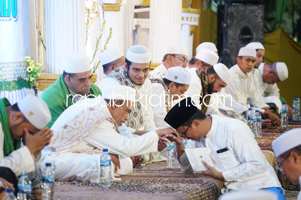 MAJELIS - Bupati Sidoarjo, Ahmad Muhdlor Ali dan ribuan jama'ah Al Khidmah dari berbagai daerah mengikuti majelis dzikir maulidurrasul Muhammad SAW dan Doa Bersama Hari Jadi ke 164 Tahun 2023 di Pendopo Delta Wibawa, Sidoarjo, Jumat (27/01/2023).
