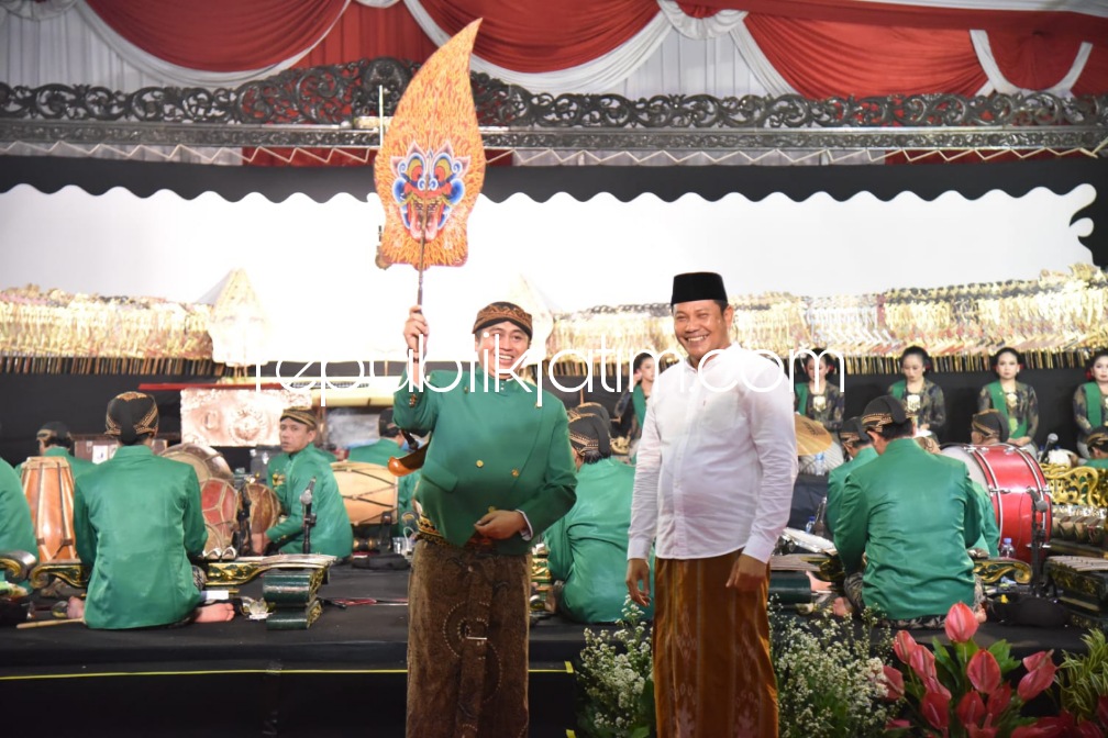 WAYANG - Wabup Sidoarjo, Subandi membuka acara pagelaran Wayang Kulit dalam rangka Hari Jadi Kabupaten Sidoarjo (Harjasda) ke 164 Tahun 2023 di Parkir Timur GOR Sidoarjo, Jumat (27/01/2023) malam.