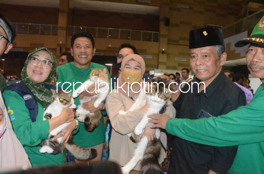 LOMBA - Wabup Sidoarjo, Subandi membuka lomba hewan kesayangan Kucing dan Burung Puter Pelung di Mall Pelayanan Publik (MPP) JL Lingkar Timur, Sidoarjo, Minggu (29/01/2023).