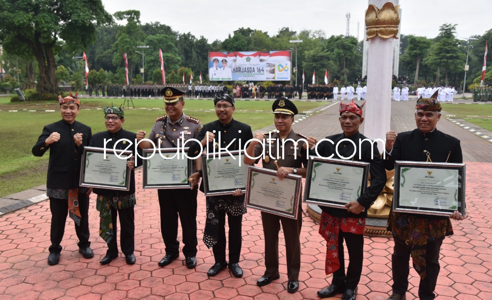 PENGHARGAAN - Bupati Sidoarjo Ahmad Muhdlor Ali memimpin upacara Hari Jadi Kabupaten Sidoarjo (Harjasda) ke 164 Tahun 2023 sekaligus membagikan penghargaan ke Forkopimda di Alun - Alun Sidoarjo, Selasa (31/01/2023).