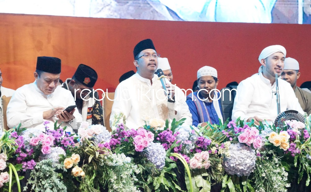 SHALAWAT - Penutupan kegiatan Hari jadi ke 164 Kabupaten Sidoarjo ditandai Sidoarjo Bershalawat yang ditutup Bupati Sidoarjo Ahmad Muhdlor Ali digelar di Parkir Mal Pelayanan Publik (MPP) di JL Lingkar Timur, Sidoarjo, Selasa (31/01/2023) malam.