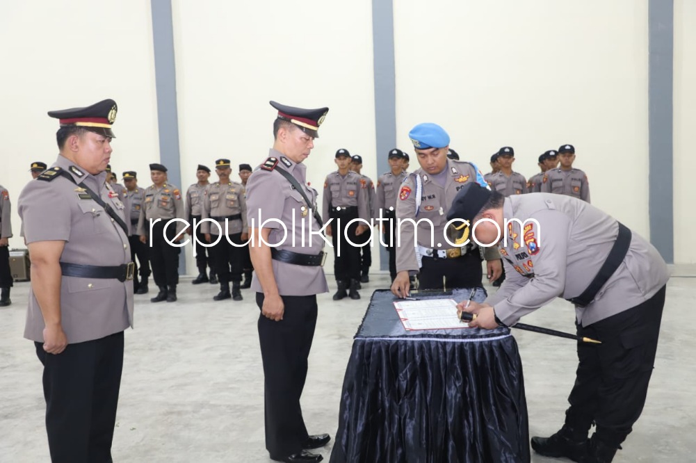 SERTIJAB - Kapolres Mojokerto AKBP Wahyudi memimpin upacara sertijab Kapolsek Mojoanyar dari AKP Purnomo kepada Iptu Nanang Mulyono di Gedung Serbaguna Sarja Arya Racana Polres Mojokerto, Kamis (01/02/2023).