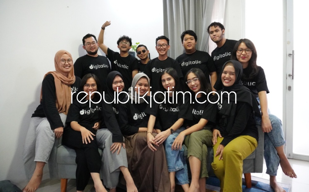 KOMPAK - Tim Digitalic Indonesia tampak kompak saat berfoto bersama begitu juga dalam mengerjakan semua tugasnya dikerjakan secara bersama-sama dan saling bahu membahu, Rabu (01/02/2023).