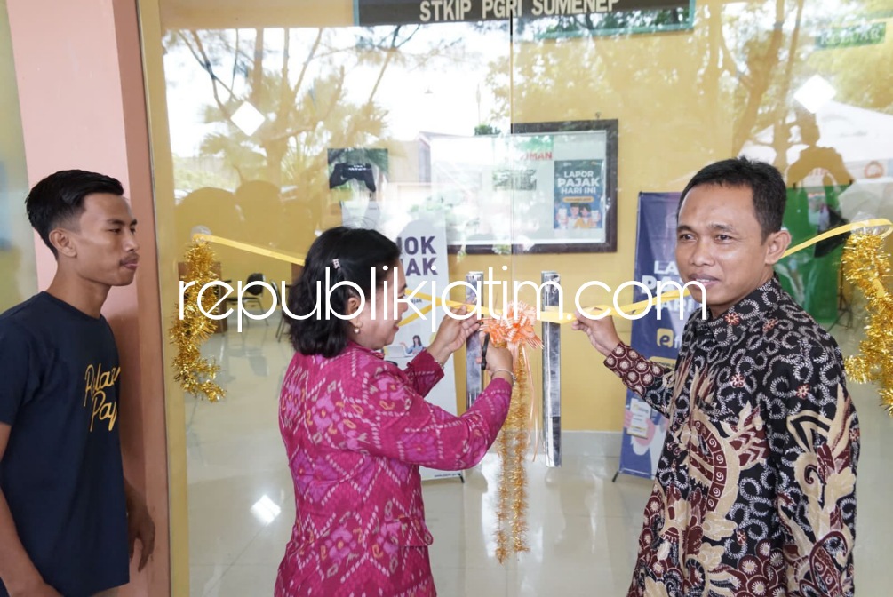 TANDA TANGAN - Kanwil DJP Jatim II, Agustin Vita Avantin meresmikan Tax Center Sekolah Tinggi Keguruan dan Ilmu Pendidikan (STKIP) PGRI Sumenep di Kampus STKIP PGRI Sumenep JL Trunojoyo, Gedungan Kecamatan Batuan, Kabupaten Sumenep, Kamis (02/02/2023).