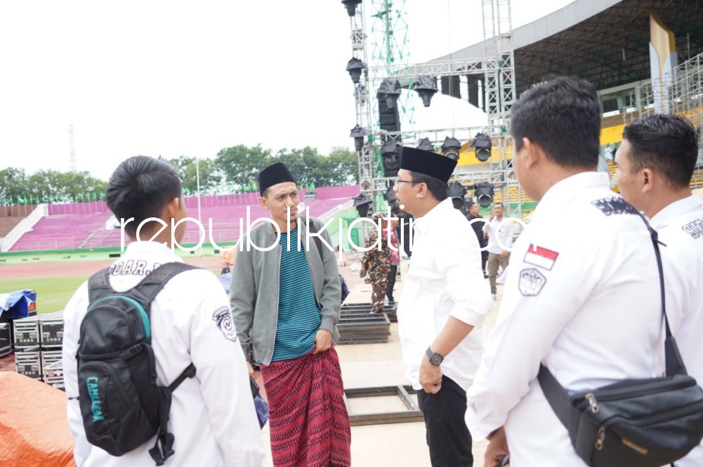 CEK - Bupati Sidoarjo, Ahmad Muhdlor Ali mengecek kesiapan Stadion Gelora Delta GOR Sidoarjo yang menjadi tempat acara Puncak Resepsi Harlah 1 Abad NU yang digelar 7 Februari pekan depan, Jumat (03/02/2023).
