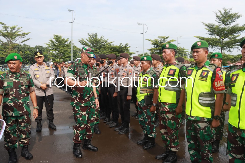APEL - Apel gelar pasukan dipimpin Danrem 084/Bhaskara Jaya Brigjen TNI Terry Tresna Purnama bersama Kapolresta Sidoarjo Kombes Pol Kusumo Wahyu Bintoro dan Dandim 0816 Sidoarjo Letkol Inf Masarum Djati Laksono di MPP, Minggu (05/02/2023). 