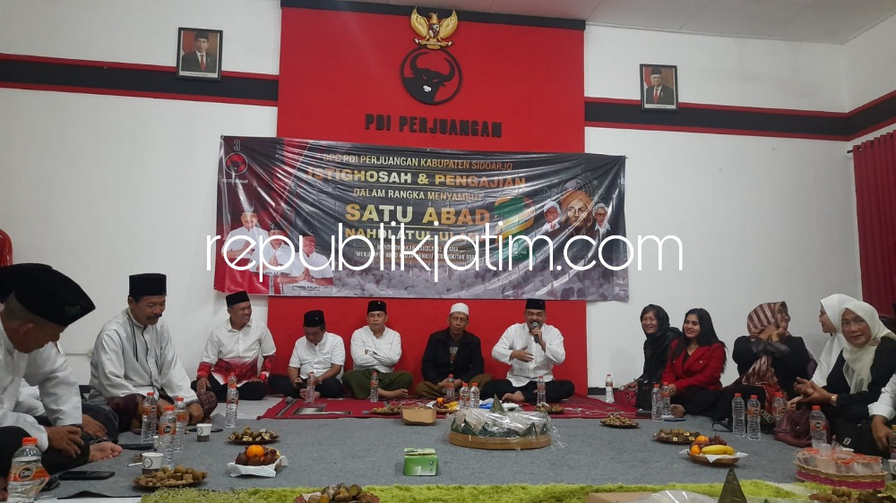 ISTIGHOTSAH - Ketua DPC PDI Perjuangan Sidoarjo, Sumi Harsono bersama pengurus dan kader PDI Perjuangan istighotsah dan doa bersama menyambut Puncak 1 Abad NU di Kantor DPC PDIP JL Jati Selatan, Sidoarjo, Sabtu (04/02/2023) malam.