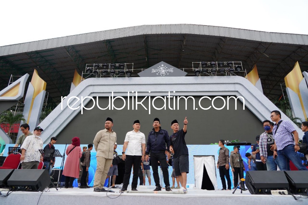 CEK - Tiga kepala daerah Surabaya Raya yang dikenal Tri Maskada yakni Wali Kota Surabaya Eri Cahyadi, Bupati Sidoarjo Ahmad Muhdlor dan Bupati Gresik Fandi Akhmad Yani mengecek lokasi Resepsi Puncak 1 Abad NU di Gelora Delta Sidoarjo, Minggu (05/02/2023).