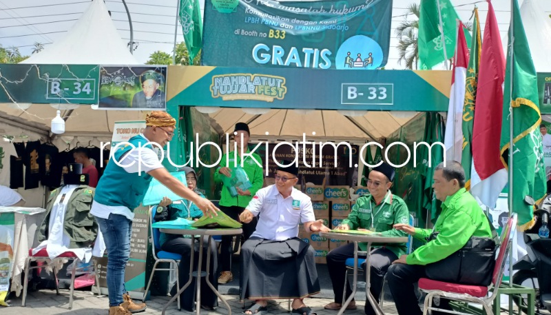 POSKO - Ketua LPBHNU Sidoarjo, Sudiro Santoso yang juga Plt Ketua LPBHNU Jatim bersama tim membuka posko konsultasi gratis di salah satu stan di Parkir Timur GOR Sidoarjo selama 2 hari Resepsi Puncak 1 Abad NU, Senin (06/02/2023).