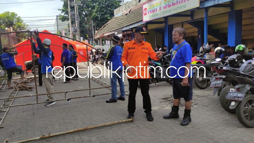 BUKA - Kepala BPBD Pemprov Jatim, Gatot Soebroto mengecek pembukaan dapur dan posko umum di kawasan sekitar Lapangan Voli Pantai GOR Sidoarjo, Senin (06/02/2023).
