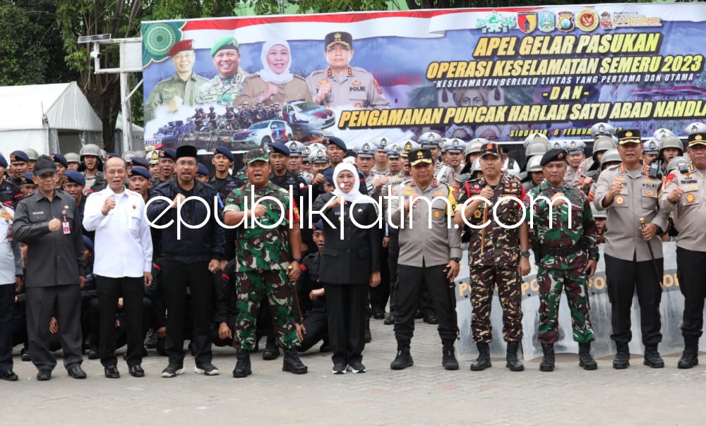 APEL - Gubernur Khofifah Indar Parawansa memimpin gelar pasukan bersama Kapolda Irjen Pol Toni Harmanto, Pangdam V Brawijaya Mayjen TNI Farid Makruf, Kabinda Brigjen TNI Fahmi Sudirman dan Bupati Sidoarjo Ahmad Muhdlor di GOR Sidoarjo, Senin (06/02/2023).