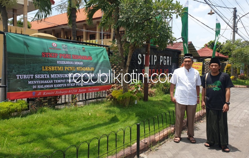 TRANSIT - Sekolah Tinggi Keguruan dan Ilmu Pendidikan (STKIP) PGRI kerja sama dengan Lembaga Seni dan Budaya Muslimin (Lesbumi) NU Sidoarjo menyiapkan lokasi transit bagi jamaah Nahdliyin yang hadir di Resepsi Puncak 1 Abad NU, Senin (06/02/2023).
