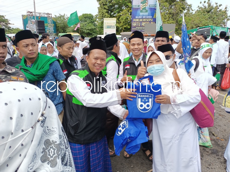 BAGI-BAGI - Sebanyak 20 staf dan karyawan PT Sarana Karya Solusindo (PT SKS) atau Bandell Lighting membagikan 1.600 paket konsumsi (kue dan minuman) bagi jamaah Resepsi Puncak Harlah 1 Abad NU di sekitar kawasan Gelora Delta Sidoarjo, Selasa (07/02/2023).