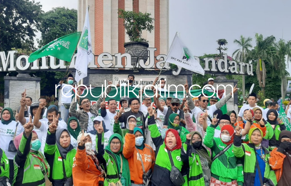 SANTUNAN - Menjelang Resepsi Puncak Harlah 1 Abad NU, DPC PKB Sidoarjo menggelar Kirab Kebangsaan dan Santunan Anak Yatim, Dhuafa dan Ojol perempuan yang dipusatkan di Monumen Jayandaru, Alun - Alun, Sidoarjo, Senin (06/02/2023) sore.