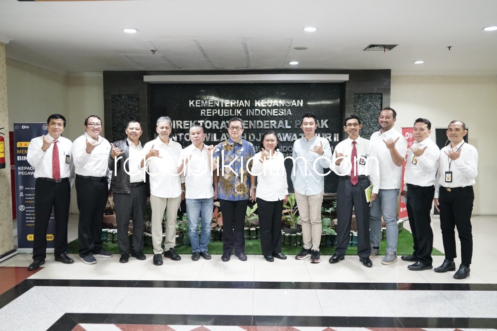 PERTEMUAN - Kepala Kanwil DJP Jatim II, Agustin Vita Avanti audiensi dengan Ketua DPD REI Jawa Timur, Soesilo Efendy di Ruang Rapat Lantai 3 Kanwil DJP Jawa Timur II, Senin (06/02/2023).