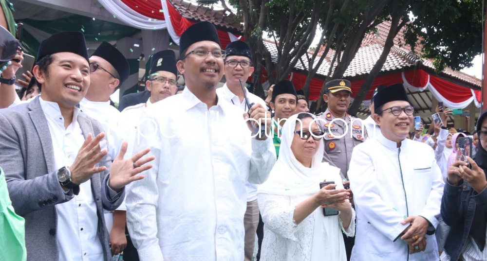 BERANGKATKAN - Bupati Sidoarjo Ahmad Muhdlor Ali saat memberangkatkan para penari sufi sepanjang 2 kilometer dari Pendopo Delta Wibawa menuju Gelora Delta Sidoarjo, Selasa (07/02/2023) sore.