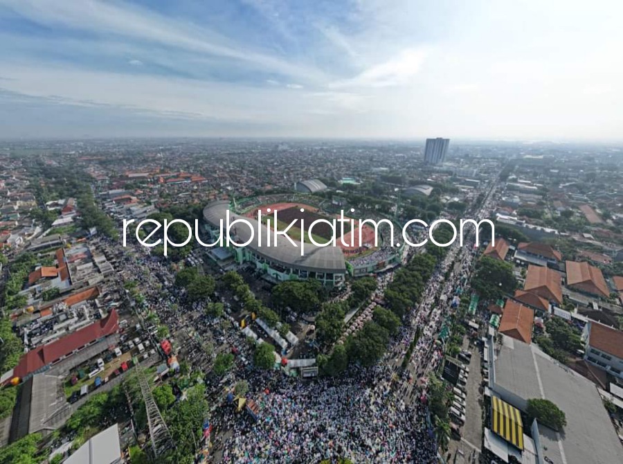 SEJUTA - Diperkirakan sekitar 1 juta jamaah Nahdliyin tumpek blek di Gelora Delta Sidoarjo untuk mengikuti acara Resepsi Puncak 1 Abad Harlah NU, Selasa (07/02/2023). 
