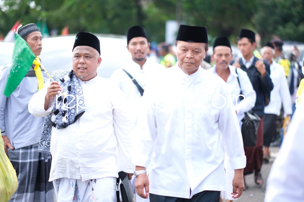 JALAN KAKI - Wakil Ketua MPR RI, Hidayat Nur Wahid didampingi Ketua PKS Jawa Timur, Irwan Setiawan harus berjalan kaki menuju lokasi Resepsi Puncak Harlah 1 Abad NU di Gelora Delta Sidoarjo, Selasa (07/02/2023).