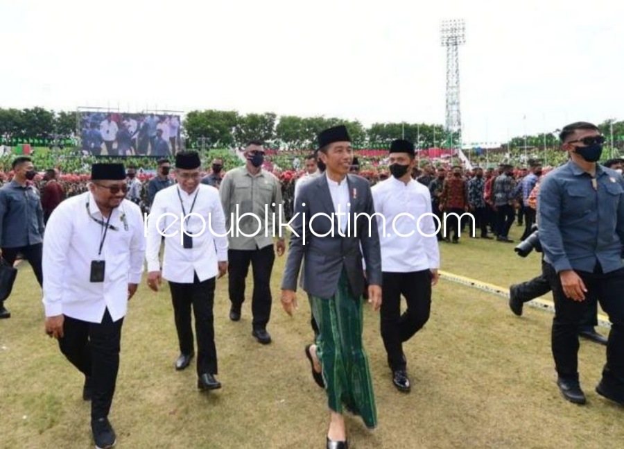 MENYAPA - Presiden RI, Joko Widodo menyapa jutaan warga Nahdliyyin yang menghadiri Resepsi Puncak 1 Abad NU di Stadion Gelora Delta Sidoarjo, Selasa (07/02/2023).