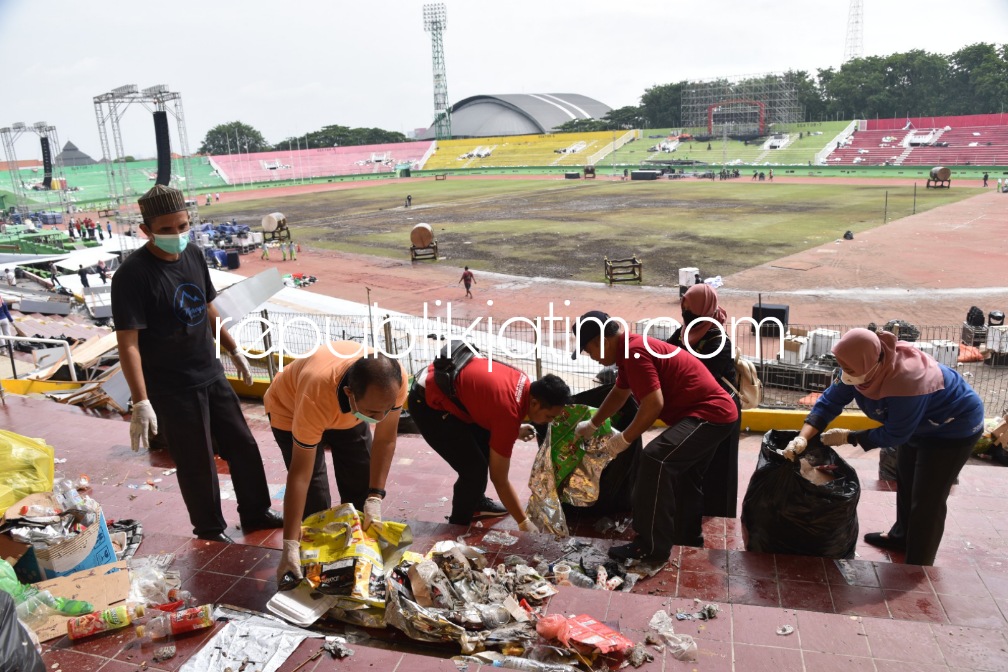 BERSIH - BERSIH - Bupati Sidoarjo, Ahmad Muhdlor Ali mengerahkan ASN dan pelajar untuk membersikan area Stadion Gelora Delta dan sekitarnya usai Resepsi Puncak 1 Abad NU, Rabu (08/02/2023). 