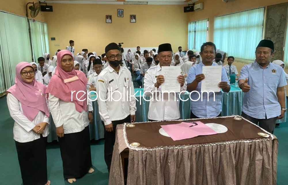PELATIHAN - Ketua PWI Sidoarjo, Mustain dan Kepala SMAN 1 Krian, Dr Karyanto menunjukkan kerjasama atau Memorandum Of Understanding (MoU) soal kerjaan pelatihan jurnalistik untuk siswa dan siswi SMAN 1 Krian, Rabu (08/02/2023).