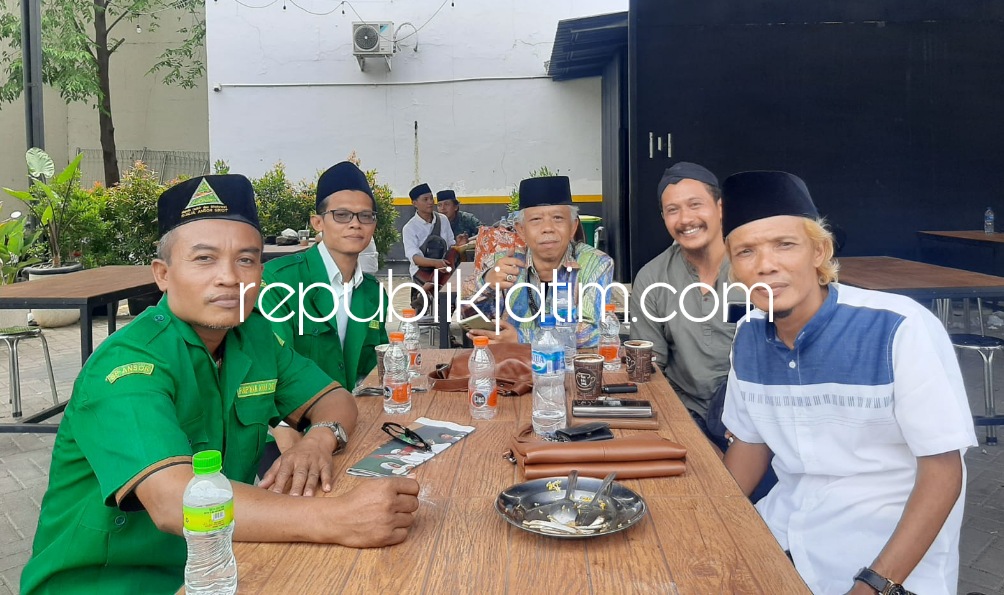 SANTAI - Kiai Muhammad Handoko yang akrab disapa Gus Peyek saat bersantai di Kedai Kopi di depan GOR Delta Sidoarjo bersama jamaah NU, Selasa (07/02/2023). 