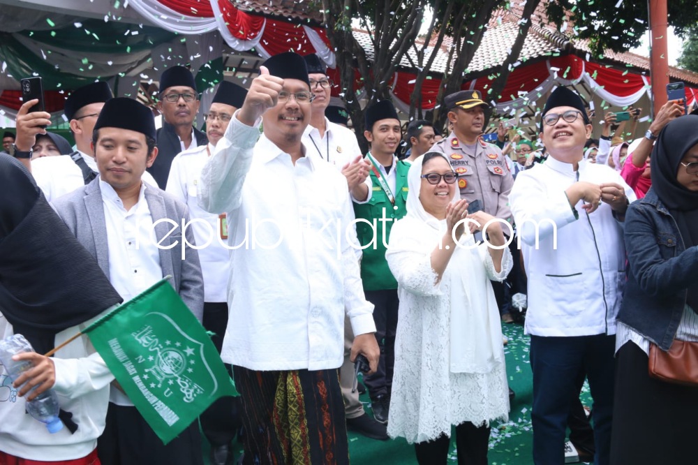 TERIMA KASIH - Salah seorang Ketua Tanfidziyah PBNU Alissa Qotrunnada Wahid mengucapkan terima kasih atas suksesi Resepsi Puncak Harlah 1 Abad NU kepada Bupati Sidoarjo Ahmad Muhdlor saat pemberangkatan Karnaval Budaya Nusantara, Selasa (07/02/2023) sore.