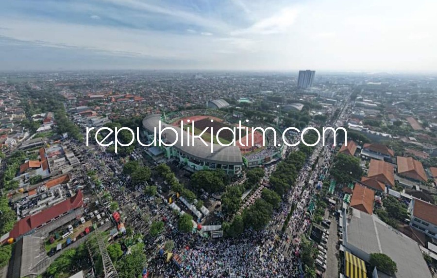 TUMPLEK BLEK - Diperkirakan hampir 4 juta jiwa jam'iyah nahdliyyin tumplek blek menghadiri acara Resepsi Puncak Harlah 1 Abad NU di Gelora Delta Sidoarjo, Selasa (07/02/2023) kemarin.
