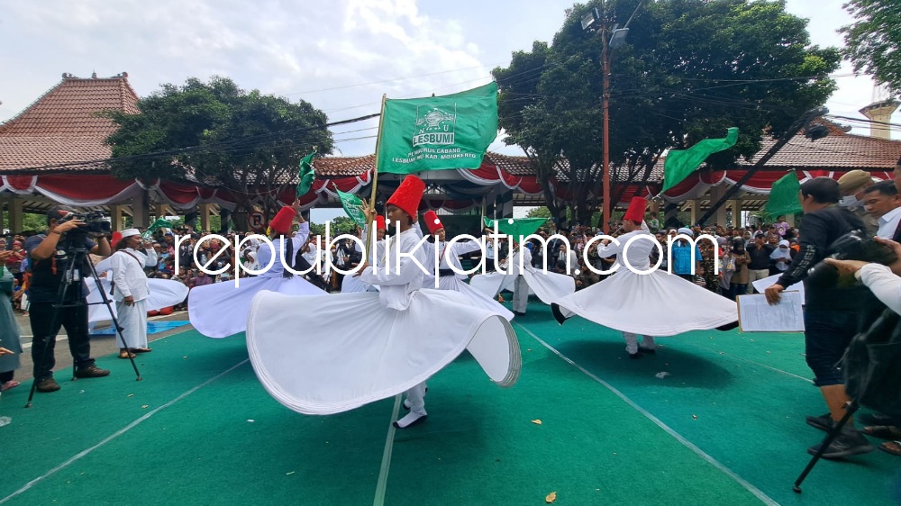 TARIAN SUFI - Tarian Sufi sejauh 2 kilometer dari Pendopo Delta Wibawa menuju Gelora Delta yang digagas Bupati Sidoarjo, Ahmad Muhdlor menandai Nahdlatul Ulama (NU) memasuki Abad Kedua saat Resepsi Puncak Harlah 1 Abad NU, Selasa (07/02/2023) sore.